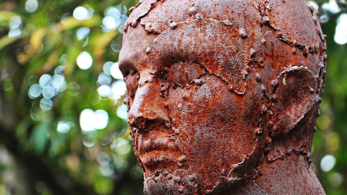 A human sculpture made of rusty metal | Lack of trust is the universal acid