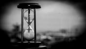 A black and white hourglass | The deathbed perspective
